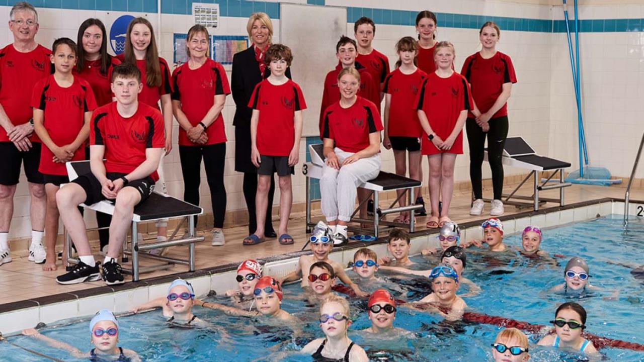 Redrow - News - North West - Knutsford Vikings Swimming Club Donation