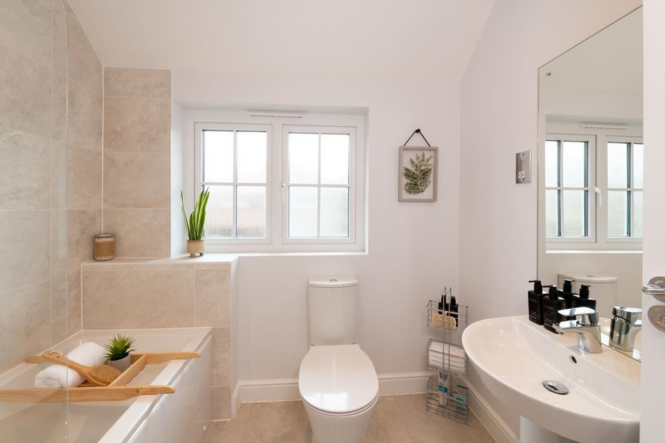 51896 - Main bathroom