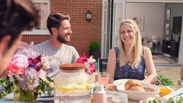freinds-and-family-recommend-a-friend-buying-with-redrow
