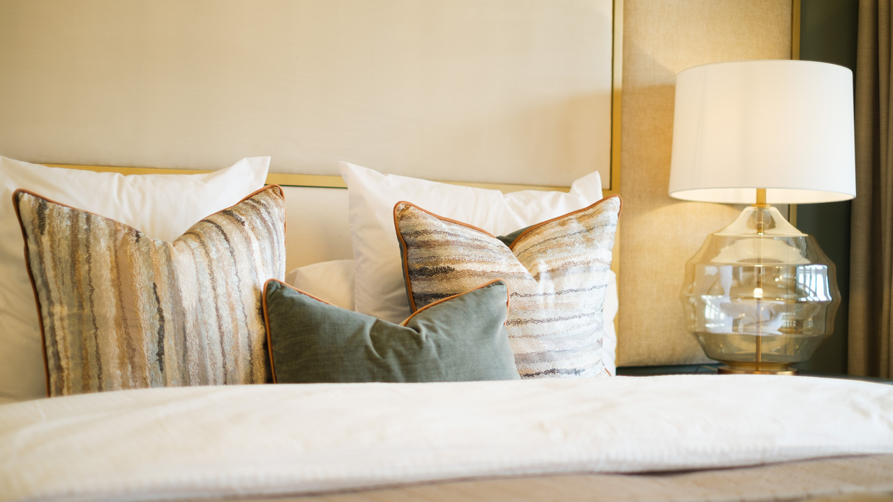 Redrow - Inspiration - Bed cushions with bedside lamp
