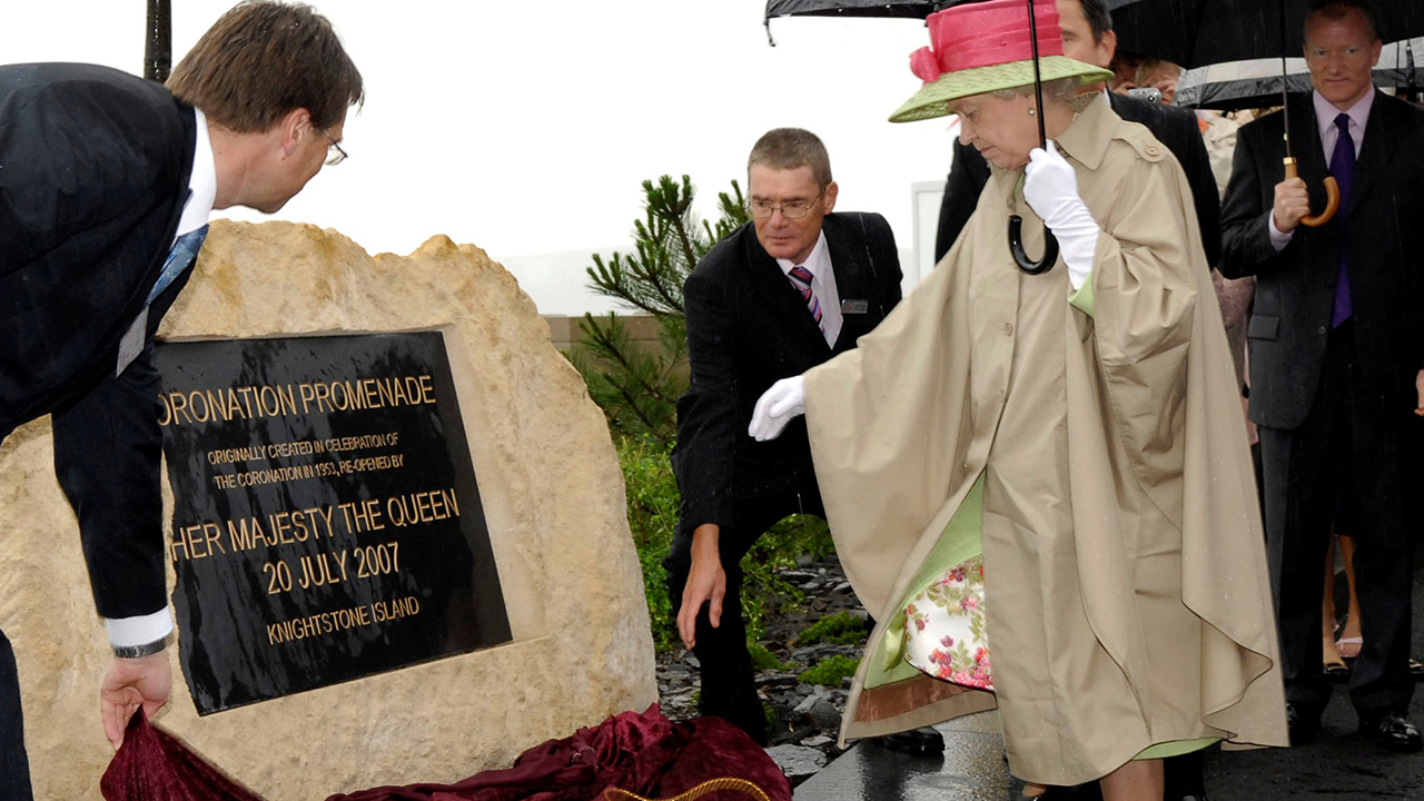 Redrow - Inspiration - QEII unveiling plaque at Knightstone Island