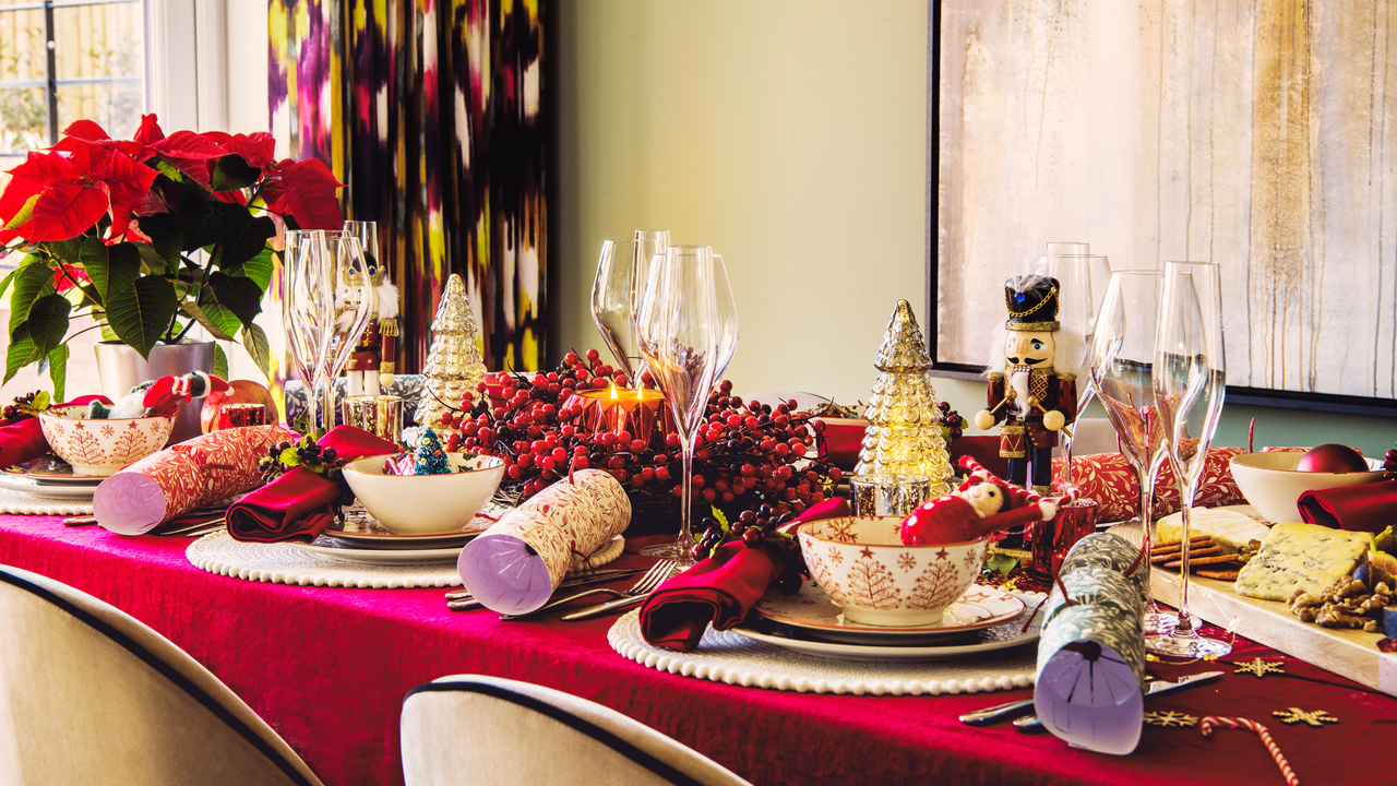 Redrow - Inspiration - Classic Christmas Table Scape